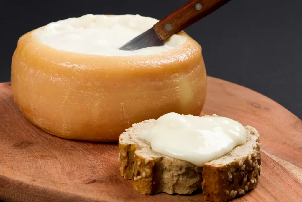 Queso Torta Del Casar Con La Tapa Abierta 1024x685